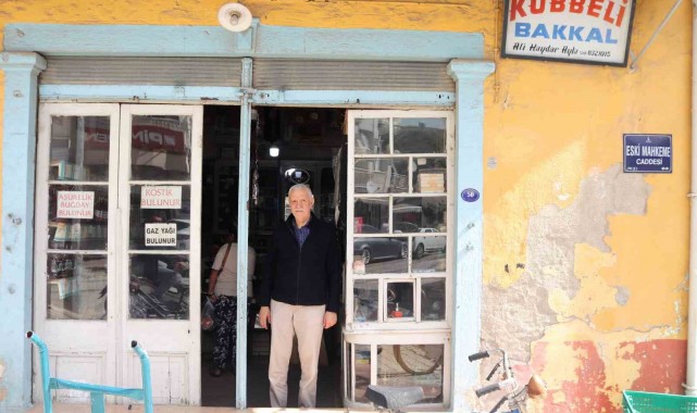 1 asırdır İzmir'de işletiliyor, bu bakkalı görenler tarihe yolculuk yapıyor