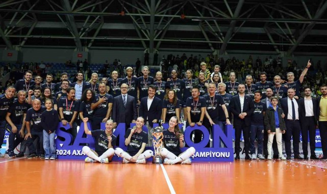 Fenerbahçe Kadın Voleybol Takımı, şampiyonluk kupasını kaldırdı