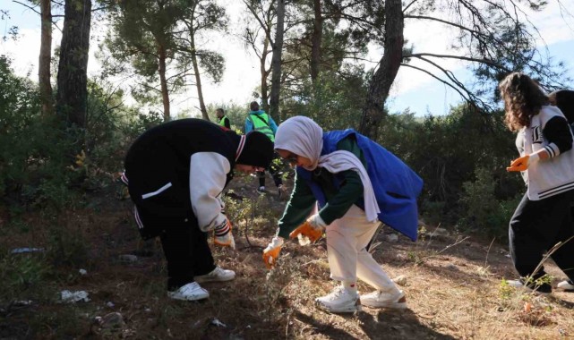 Manisa'da el ele verip ormanı temizlediler