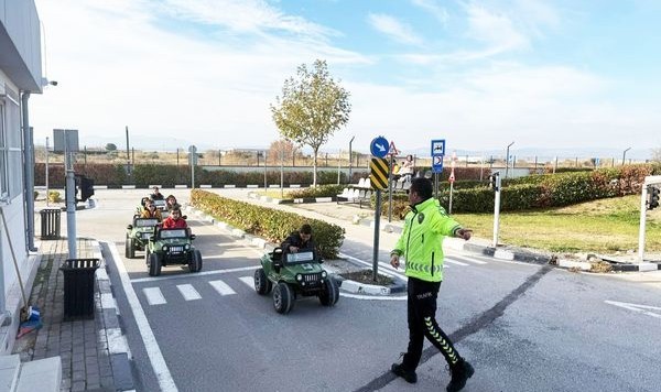 Manisa İl Emniyet ve Trafik Denetleme Şube Müdürlüğü tarafından öğrencilere eğitim verildi