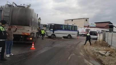 Süt kamyonu ile servis minibüsü çarpıştı: 9 yaralı