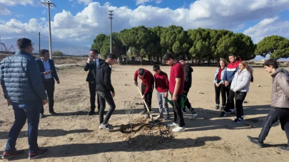 Manisa'nın bu okulunda dersler tarlada işleniyor