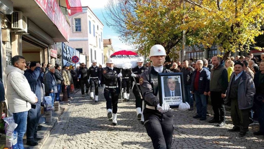 Emekli Komiser Hikmet Karanfil gözyaşları ile toprağa verildi