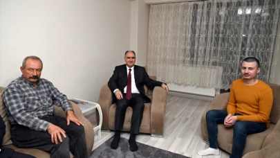 Manisa Valisi Özkan, Suriye'deki esaretinden kurtarılan genci ziyaret etti