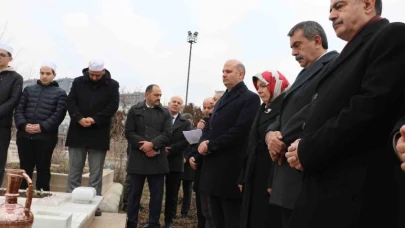 Bakan Tekin, eski Milli Eğitim Bakanı Tevfik İleri’nin 63. ölüm yıl dönümünde kabrini ziyaret etti