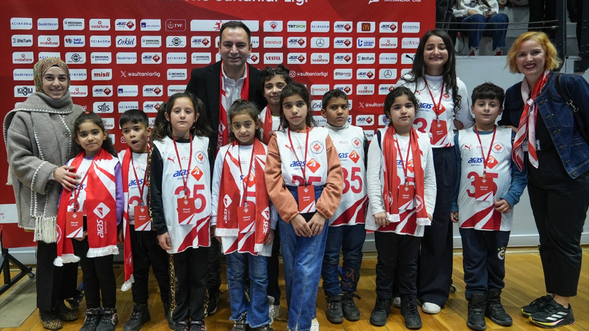 "Soğan torbalarından voleybol filesi" yapan çocuklar, İzmir'de maç izledi