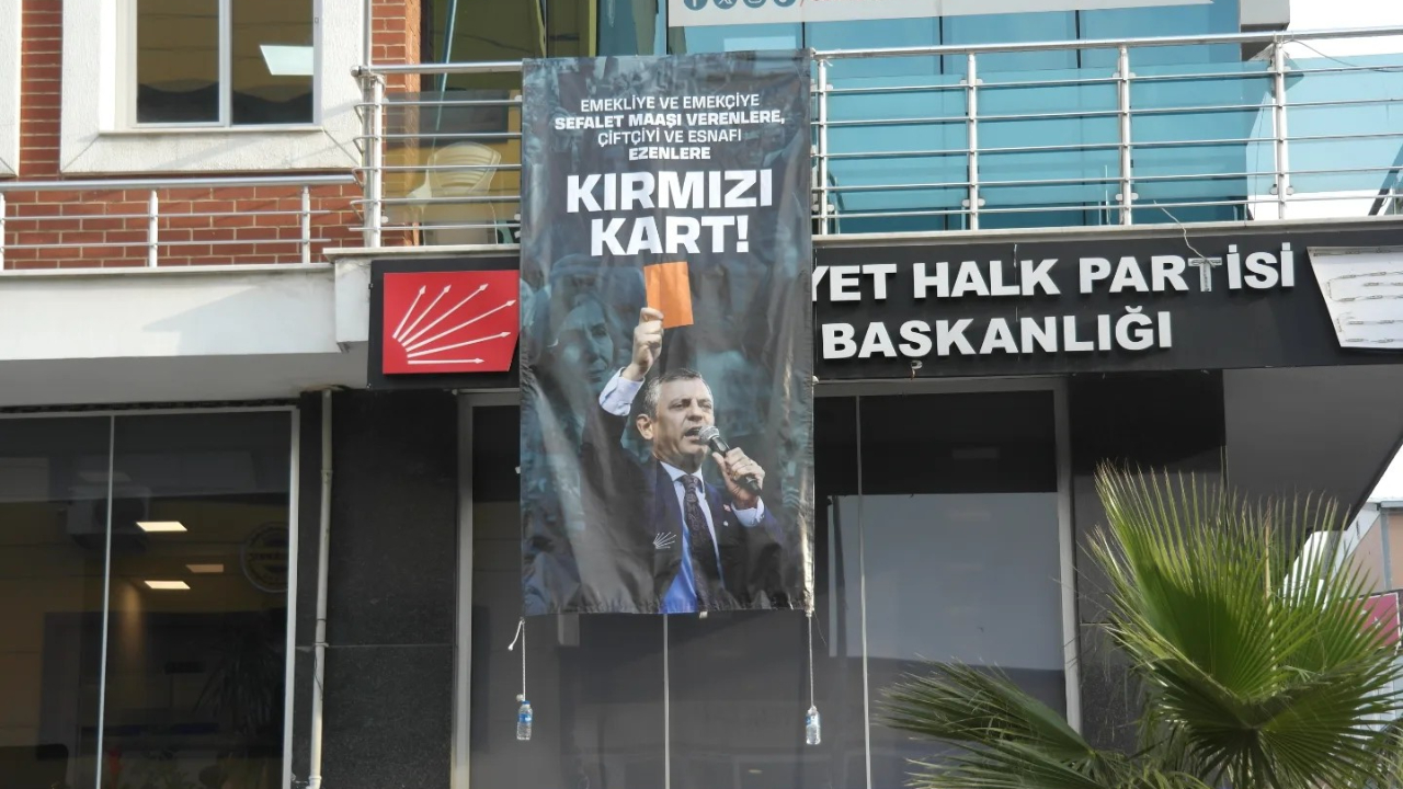 CHP İlçe Başkanlığına Kırmızı Kartlı Pankart