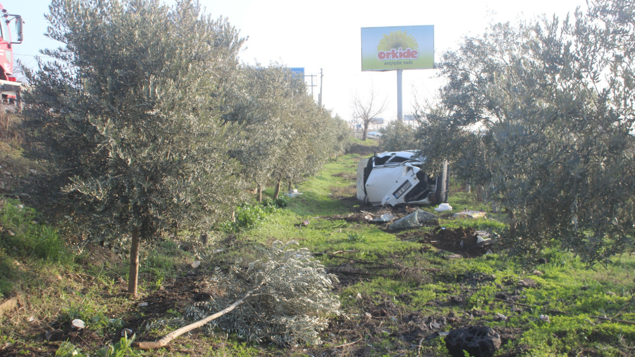 Takla atan otomobil tarlaya uçtu: 2 yaralı