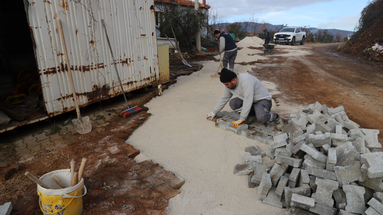 Turgutlu'da Kırsal ve Merkezde Yol Çalışmaları devam ediyor