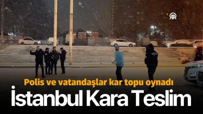 Taksim'de polis ile vatandaşlar kar topu oynadı