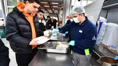 İzmir Büyükşehir’den öğrencilere ücretsiz yemek uygulaması