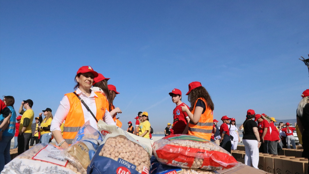 İzmir'de kanserle mücadele eden aileler için gıda paketleri hazırlandı