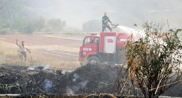 Akaryakıt istasyonu bitişiğindeki yangın korkuttu