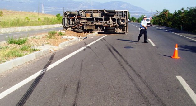 Aracı sollamak isteyince takla attı: 2 yaralı