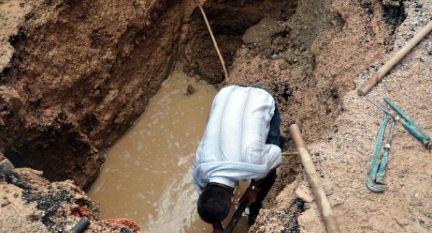 Asfalt çöktü çukura düşen kadın yaralandı