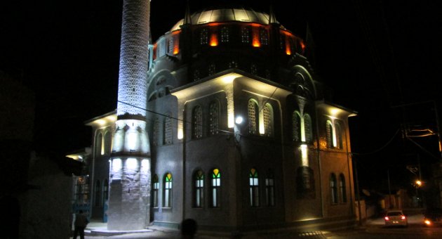 Camii, LED aydınlatmalarıyla yepyeni bir görünüm kazandı