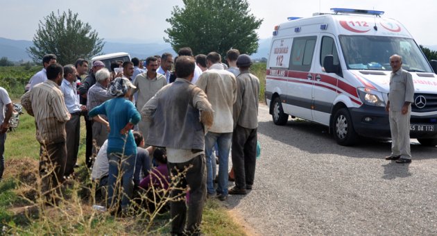 İşçi taşıyan traktörün römorku devrildi: 8 yaralı