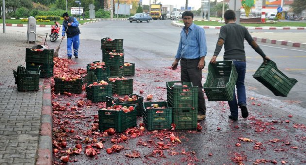 Kamyondan dökülen narlar yolu kırmızıya boyadı