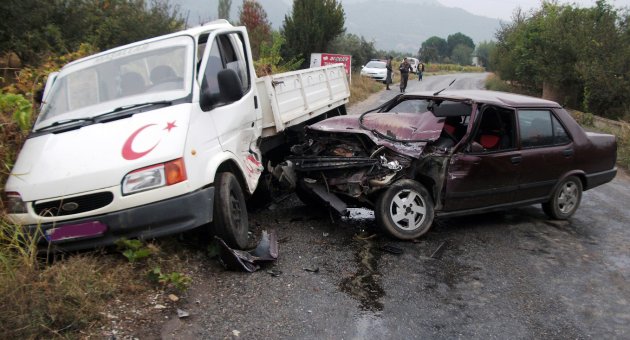 Kamyonetle çarpışan otomobilin sürücüsü ağır yaralandı