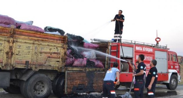 Mangal kömürü  yüklü kamyon yandı