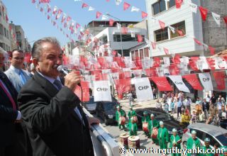 Zeybek CHP  bayrakları altında halka seslendi