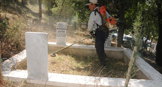 Mezarlıklarda bayram temizliği