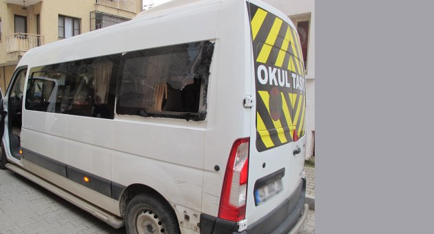 Motosikletle servis minibüsü kavşakta çarpıştı: 1 yaralı