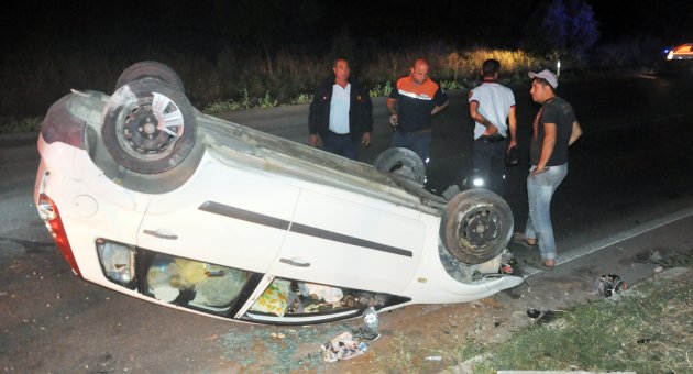 Otomobil refüje çarparak takla attı: 3 yaralı