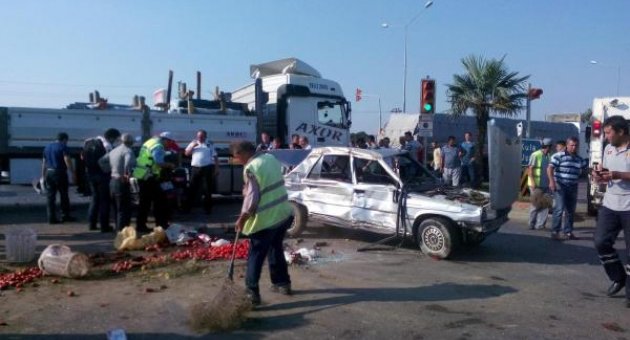 TIR, Otomobile çarptı: 1 ağır yaralı