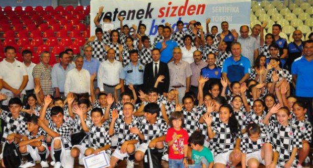 Polis çocukları suçtan sporla uzaklaştırdı