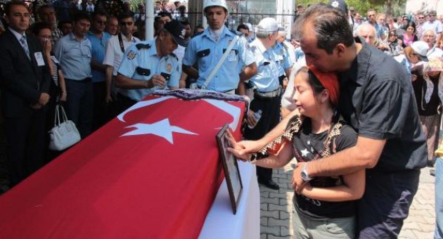 Polis memuru kan kanserine yenik düştü