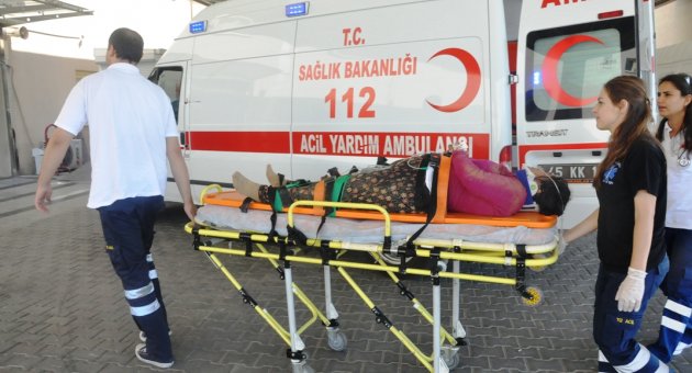 Sepetli motosiklet yol kenarına devrildi: 3 yaralı