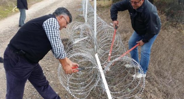 Tel örgüler söküldü,köylü arazisine girdi