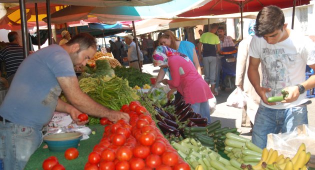 Turgutlu’da Meyve ve Sebze pazarlarına bereket geldi.