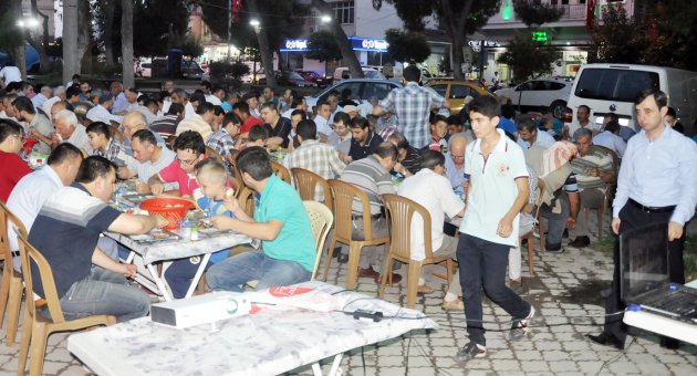 Turgutlu’da yeni açılan Ensar Vakfı’ndan iftar yemeği