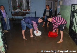 Turgutlu'da sağanak yağmur su baskınlarına neden oldu