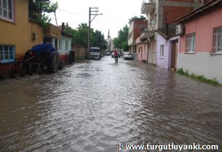 Turgutlu'da sağanak yağış hayatı felç etti